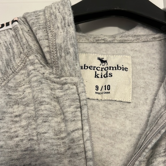 EUC- Girls Abercrombie and Fitch zip up sweatshirt, size 9-10 - Picture 4 of 8